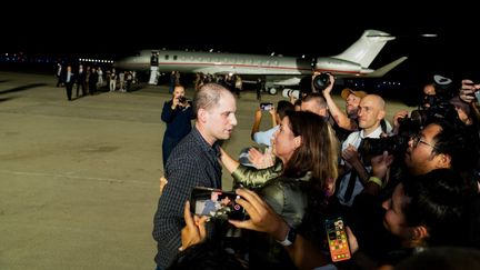 Le journaliste Evan Gershkovich à son arrivée à la base aérienne Andrews, dans le Maryland, aux Etats-Unis, après sa libération le 1er août 2024. (ANDREW THOMAS / NURPHOTO / AFP)