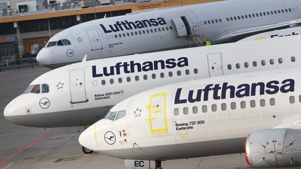 Des avions de la compagnie Lufthansa cloués au sol à l'aéroport de Francfort-sur-le-Main, le 23 novembre 2016, en raison d'une grève des pilotes (DANIEL ROLAND / AFP)