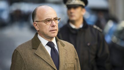 Le ministre de l'Intérieur Bernard Cazeneuve, le 7 janvier 2016, rue de la Goutte-d'Or à Paris. (FLORIAN DAVID / AFP)