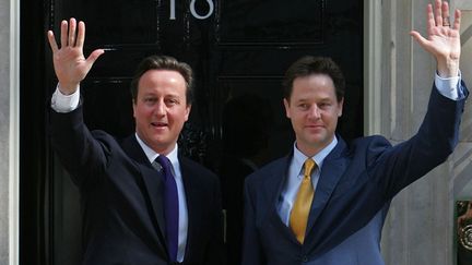 David Cameron et le vice-Premier ministre Nick Clegg le 12 mai 2010 devant le 10 Downing street. (AFP)