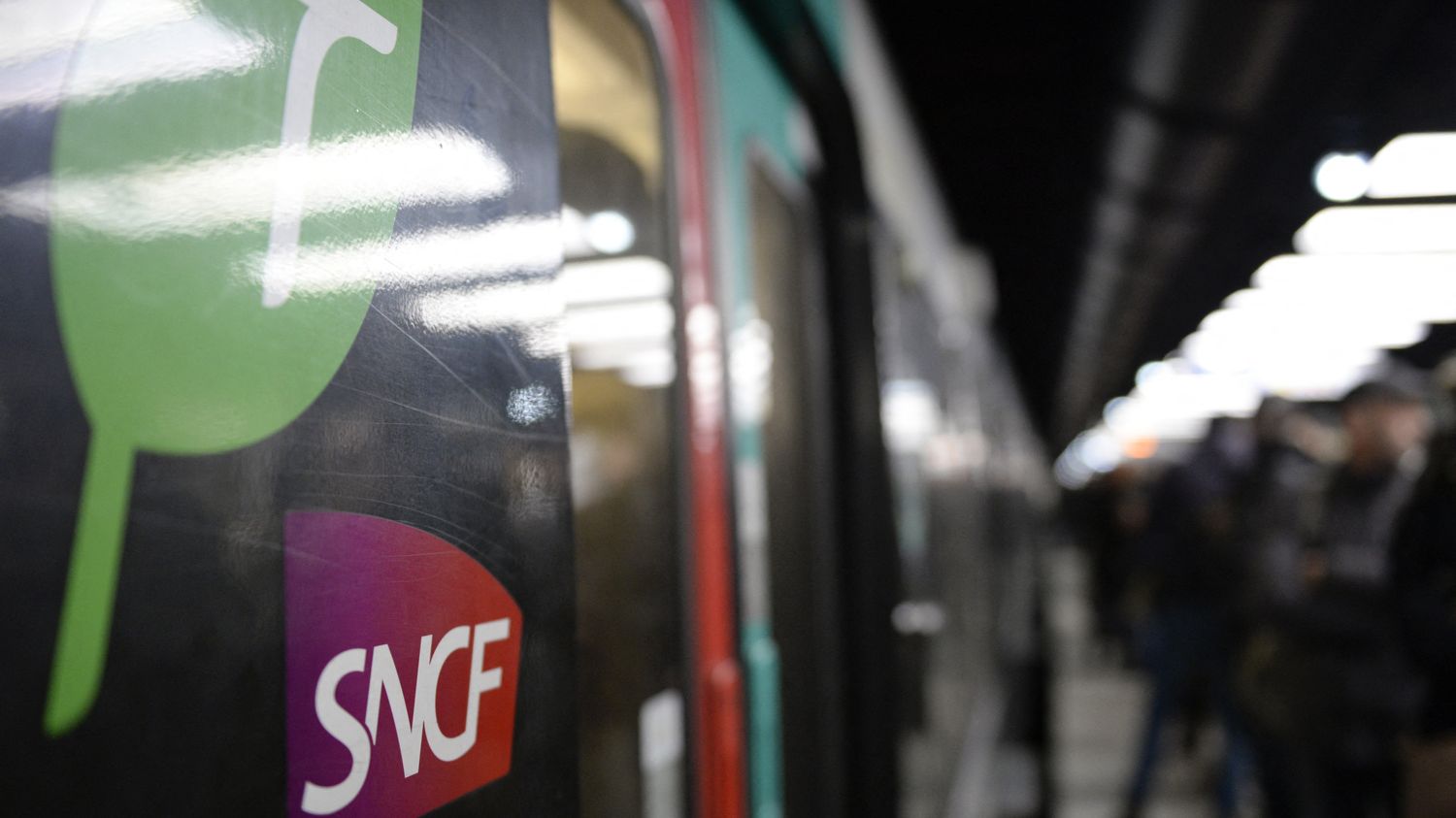 Man Arrested with Unloaded Rifle on RER B Line Causes Disruption: Full Story