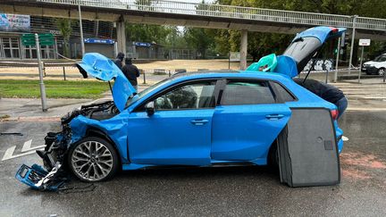 La voiture du suspect du meurtre de l'employé municipal à Grenoble (Isère), le 8 septembre 2024. (ROMAIN BITOT / FRANCE BLEU ISERE / MAXPPP)