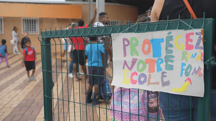 Un débrayage a été organisé ce lundi 25 novembre au groupe scolaire Renée Fong pour protester contre les dégradations subies par l'établissement il y a dix jours. (Marion Thellier / NC la 1ère)