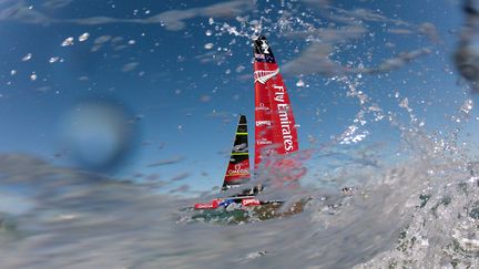 Le bateau n&eacute;o-z&eacute;landais participant &agrave; la Coupe de l'America, lors de la deuxi&egrave;me r&eacute;gate contre le voilier am&eacute;ricain, le 7 septembre 2013 &agrave; San Francisco (Californie).&nbsp; (JAMIE SQUIRE / GETTY IMAGES NORTH AMERICA)