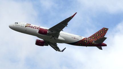 Un airbus A319 de la compagnie aérienne Batik Airlines, le 19 octobre 2017, après son décollage depuis l'aéroport de Toulouse-Blagnac. (PASCAL PAVANI / AFP)