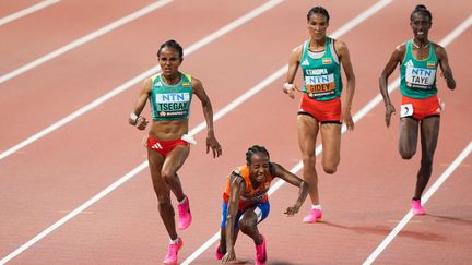 Sifan Hassan, championne du monde à Doha (Qatar) en 2019, a ouvert le bal de la journée des désillusions pour les Néerlandaise, le 19 août 2023, en chutant lors du 10 000 m. (ZHENG HUANSONG / AFP)