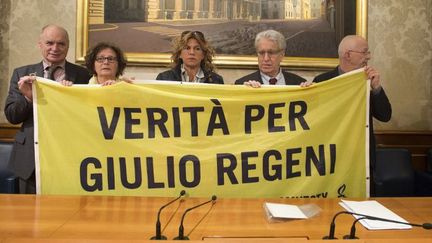 En partant de la gauche, Claudio et Paola Regeni, les parents du jeune chercheur italien tué en Egypte, ainsi que leur avocate, Alessandra Ballerini, en compagnie du sénateur Luigi Manconi et du porte-parole d'Amnesty International Riccardo Noury, lors d'une conférence de presse au Sénat de Rome, le 3 avril 2017, pour réclamer la «vérité pour Giulio Regeni». (Riccardo De Luca/Anadolu Agency )