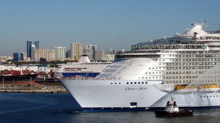 Le "Oasis of the Seas", le plus grand navire de croisi&egrave;re du monde, au port d'attache du navire &agrave; Fort Lauderdale, en Floride, le 13 Novembre 2009. La compagnie&nbsp;Royal Caribbean International a command&eacute; un navire du m&ecirc;me type aux chantiers STX. (JUAN CASTRO / AFP)