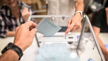 A voter casts his ballot in Pau (Pyrénées-Atlantiques), during the first round of the legislative elections, on June 30, 2024. (QUENTIN TOP / HANS LUCAS / AFP)