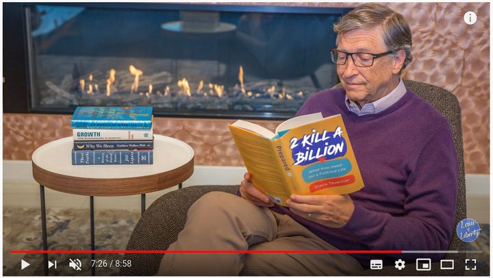 Capture d'écran d'une vidéo de la chaîne YouTube Law of Liberty accusant Bill Gates de vouloir implanter des micropuces en mars 2020. (YOUTUBE)