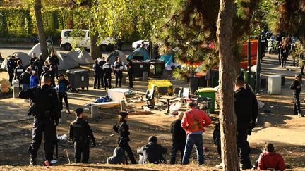 Des gendarmes et des policiers français pendant le démantèlement du campement du square de Forceval, au nord-est de Paris, le 5 octobre 2022. (BERTRAND GUAY / AFP)