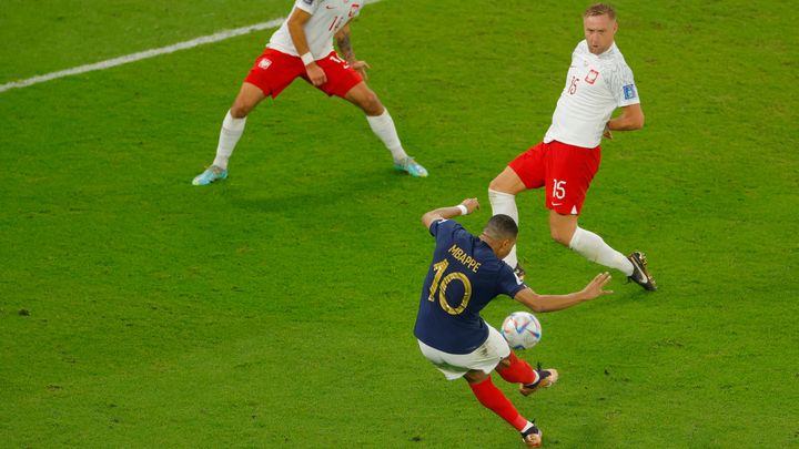 Kylian Mbappé inscrit le second but de l'équipe de France face à la Pologne, le 4 décembre 2022. (ODD ANDERSEN / AFP)