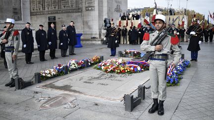 Des soldats se tiennent près de la tombe du soldat inconnu, sous l'Arc de triomphe à Paris, le 11 novembre 2016. (STEPHANE DE SAKUTIN / POOL / AFP)