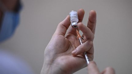 Une infirmière prépare une dose du vaccin Pfizer (illustration), à Paris, le 21 janvier 2021. (CHRISTOPHE ARCHAMBAULT / AFP)