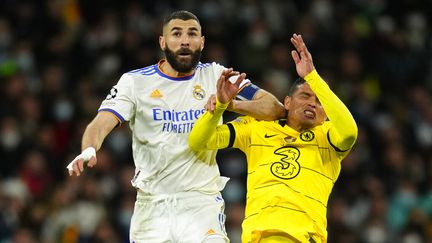 Duel aérien musclé entre Karim Benzema et Thiago Silva, lors du quart de finale retour de la Ligue des champions entre le Real Madrid et Chelsea, le 12 avril 2022. (MANU FERNANDEZ / AP)