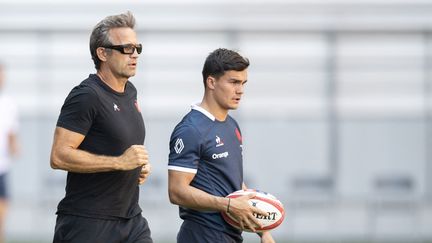 L'entraîneur&nbsp;du&nbsp;XV de France, Fabien Galthie (à gauche), et l'arrière Max Spring assistent à une séance d'entraînement au stade Toyota (Japon), le 1er juillet 2022. (CHARLY TRIBALLEAU / AFP)