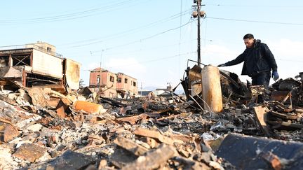 Un rescapé ayant perdu sa maison dans un séisme qui a frappé le centre du Japon le jour du Nouvel An, le 6 janvier 2024 à Wajima (Japon). (KOHEI CHOJI / YOMIURI / AFP)