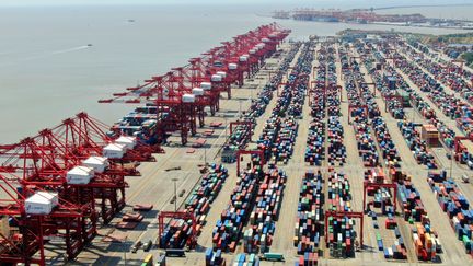 Le port de Yangshan (Chine) et des centaines de containers prêts à être exportés. (MAXPPP)