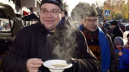 Timo Soini, chef des "Vrais Finlandais" en campagne &agrave; Helsinki, le 27 octobre 2012. (KIMMO MÄNTYLÄ / SIPA )