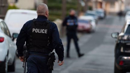 Un policier présent dans une rue de&nbsp;Saint-Jacques-de-La-Lande (Ille-et-Vilaine), le 23 novembre 2022. (MAXPPP)