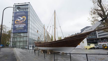 Exposition "Aventuriers des mers" à l'IMA. Le boutre Nizwa&nbsp;devant l'Institut de monde arabe (IMA / THIERRY RAMBAUD)