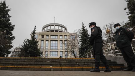 La cour suprême russe a ordonné la dissolution de l'ONG Memorial mardi 28 novembre.&nbsp; (YURI KOCHETKOV / EPA)