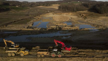 Les agriculteurs ont accepté le rendez-vous de mercredi avec la préfète à condition de ne pas détruire l'ouvrage. (MEHDI FEDOUACH / AFP)