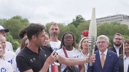 À un an des Jeux olympiques de Paris 2024, la torche olympique, tout en acier, a été dévoilée au grand public, mardi 25 juillet. (FRANCEINFO)