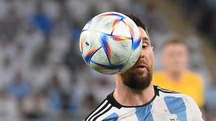 Le ballon Al Rihla de la Coupe du monde 2022 au Qatar, près de la tête de Lionel Messi, durant le match Argentine-Australie, le 3 décembre 2022. (FRANCK FIFE / AFP)