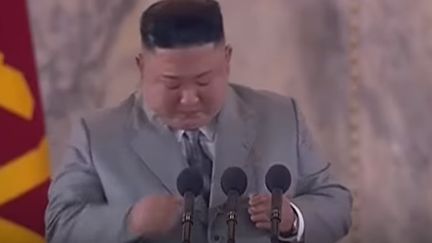 Le dirigeant nord-coréen Kim Jong-un en larmes lors de son discours à l'occasion du 75e anniversaire du régime, le 10 octobre 2020 à Pyongyang (CAPTURE D'ECRAN YOUTUBE / KOREAN CENTRAL TELEVISION)