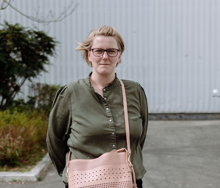 Alicia Descamps pose près d'un supermarché de Bruay-la-Buissière (Pas-de-Calais), le 12 avril 2022. (PIERRE MOREL / FRANCEINFO)