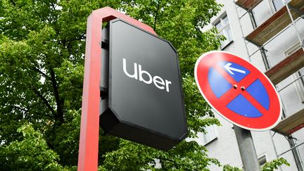 Un panneau Uber dans une rue de Berlin, le 14 mai 2019 (JENS KALAENE / ZB)