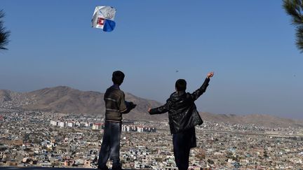 Dans le ciel limpide au-dessus de la capitale afghane, loin de la guerre, loin des attentats, la manifestation ludique a été organisée pour défendre l'environnement. Le cerf-volant a une longue tradition en Afghanistan, mais ce loisir était mal vu par les talibans. Un livre et un film, «Les cerfs-volants de Kaboul», avaient déjà mis en avant cette activité pour raconter l'Afghanistan et ses drames. (WAKIL KOHSAR / AFP (26 novembre 2016))