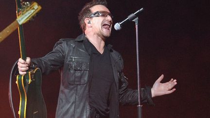 Le chanteur Bono se produit lors d'un concert de U2, le 20 juillet 2011, &agrave; East Rutherford (Etats-Unis). (MIKE COPPOLA / GETTY IMAGES NORTH AMERICA)