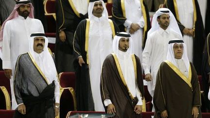 A Doha, capitale du Qatar, le 18 mai 2013, l'émir Hamad Ben Khalifa al-Thani (devant à gauche), avec son fils et successeur Tamim Ben Hamad al-Thani (devant au centre), et le président de la Confédération asiatique de football, Salman Ben Ebrahim al-Khalifa (devant à droite), . (Reuters - Fadi Al-Assad)