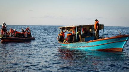 Sauvetage de migrants au large de la Libye par le navire «Aquarius», géré par les organisations non gouvernementales «SOS Méditerranée» et «Médecins sans Frontières», à la suite de négociations avec les gardes-côtes libyens, le 23 septembre 2018.   (Maud VEITH/SOS MEDITERRANEE/AFP)