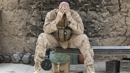 En juin 2011, dans la province d'Helmand (sud-ouest de l'Afghanistan), un Marine am&eacute;ricain prend une courte pause avant de retourner en patrouille. (SHAMIL ZHUMATOV / REUTERS )