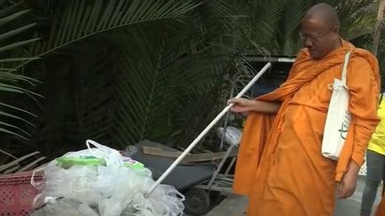 Thaïlande : pour lutter contre la pollution, des moines transforment des bouteilles plastiques en tuniques