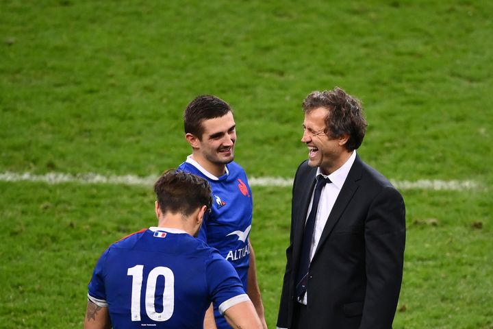 Fabien Galthié entouré de ses joueurs du XV de France (FRANCK FIFE / AFP)