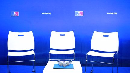 Des chaises vides, avant une conf&eacute;rence de presse au si&egrave;ge de l'UMP, le 19 d&eacute;cembre 2012 &agrave; Paris.&nbsp; (EDOUARD DE MARESCHAL / AFP)