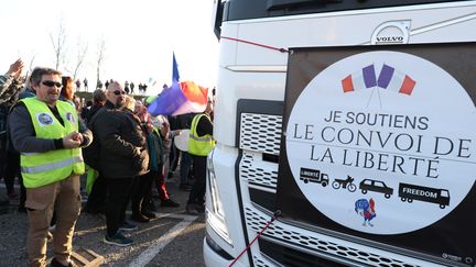 Des soutiens du "convoi de la liberté", à Montélimar (Drôme), le 10 février 2022. (MAXPPP)