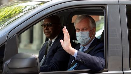 Le&nbsp;négociateur de l'Union européenne sur le Brexit, Michel Barnier, quitte la Maison de l'Europe, à Londres (Royaume-Uni), le 23 juillet 2020. (JUSTIN TALLIS / AFP)