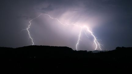 Plusieurs éclairs lors d'un orage survenu dans le Gers, le 25 septembre 2021. (SEBASTIEN LAPEYRERE / AFP)