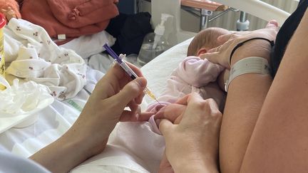 A nurse administers preventive treatment against bronchiolitis at the Jeanne de Flandres hospital in Lille, September 20, 2023. (STEPHANE BARBEREAU / FRANCE BLEU NORD)