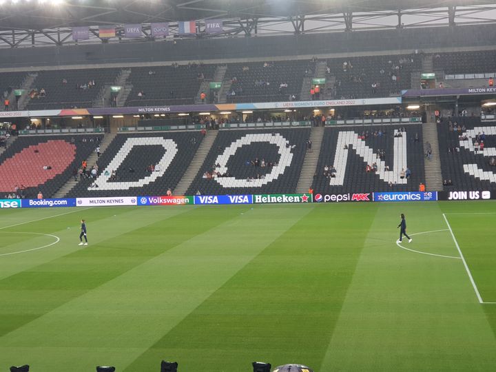 Pauline Peyraud-Magnin et Wendie Renard lors de la reconnaissance de la pelouse du Stadium MK, à Milton Keynes (Royaume-Uni), le 27 juillet 2022. (MAYLICE LAVOREL / FRANCEINFO : SPORT)