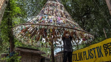 Un militant&nbsp;achève l'installation d'une des structures exposée dans le musée, à Resik, sur l'île de Java, le 17 octobre 2021. (JUNI KRISWANTO / AFP)