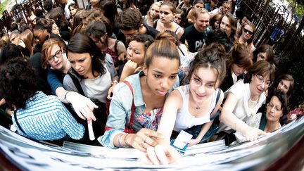 Des &eacute;l&egrave;ves consultent leurs r&eacute;sultats au baccalaur&eacute;at, &agrave; Paris, en 2010. (MARTIN BUREAU / AFP)