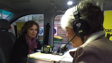 &nbsp; (Céline Sibert, directrice régionale adjointe SNCF Paris Nord dans la voiture studio de France Info © Radio France)