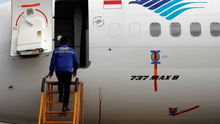 Un technicien monte à bord d'un Boeing 737 Max 8, à&nbsp;Jakarta (Indonésie), le 13 mars 2019. (WILLY KURNIAWAN / REUTERS)