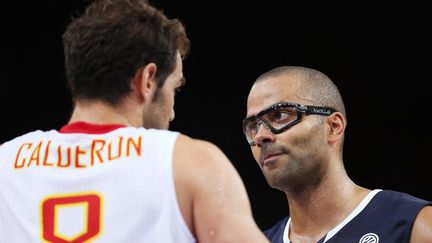 Tony Parker face à l'Espagne de José Calderon (KENZO TRIBOUILLARD / AFP)